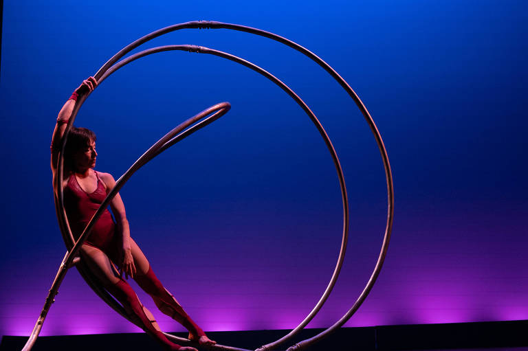 Bailarina Jodi Lomask com aparelho redondo de barras