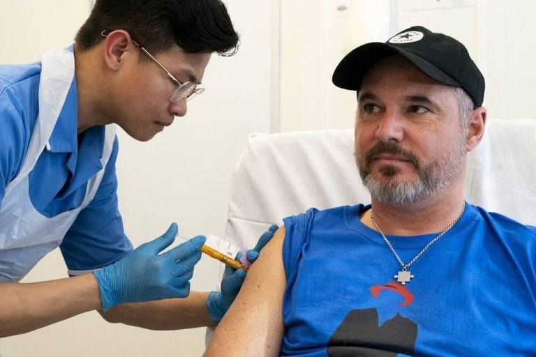 Steve Young recebendo a vacina