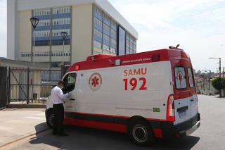 Ambulância do Samu na entrada do Hospital Municipal de Brasilândia, em São Paulo