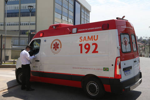 SAO PAULO, SP, 24.02.2021, Movimentação de entrada de ambulâncias no Hospital Municipal de Brasilandia e o que mais tem pacientes em UTI. (Rivaldo Gomes/Folhapress)