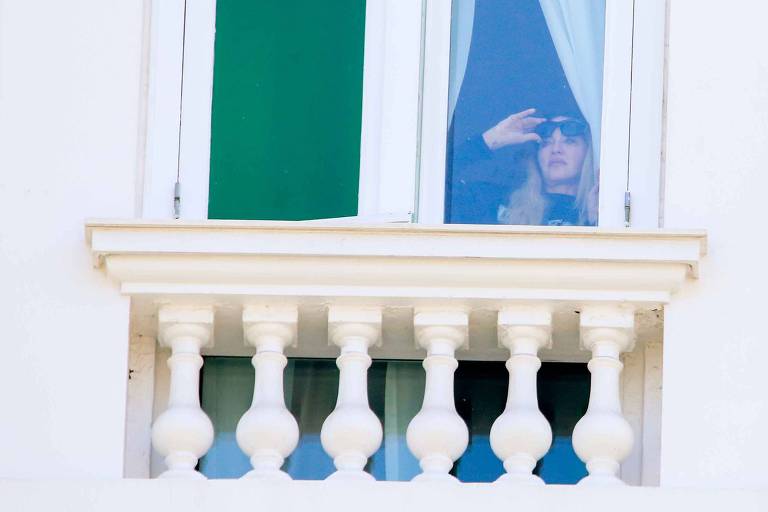 Madonna vai à janela em quarto do Copacabana Palace