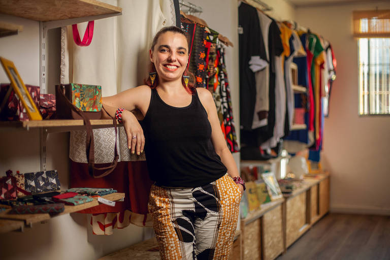 A artesã Fernanda Moro, MEI desde 2016, confecciona e vende carteiras e cases estilizados com a marca Malungo Art 