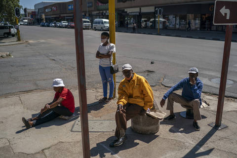 People line up outside a post office to collect COVID-19 grants in Lichtenburg, South Africa, Oct. 14, 2021 (Joao Silva/The New York Times) ORG XMIT: XNYT0442