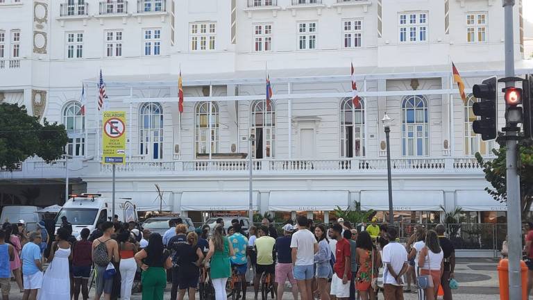 Movimentação na frente do Hotel Copacabana Palace onde está a cantora Madonna