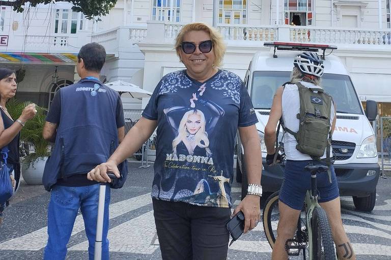 Mozart Ferrer, fã de Madonna, em frente ao Copacabana Palace, onde a artista está hospedada no Rio de Janeiro