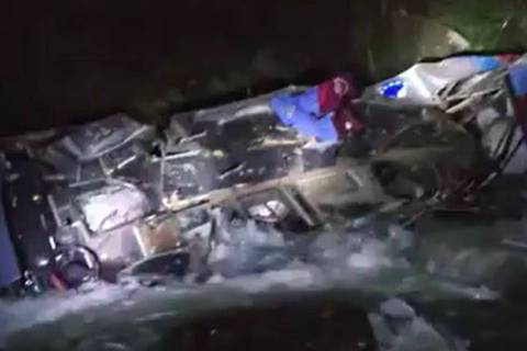 Acidente aconteceu quando o ônibus capotou e caiu em um abismo de mais de 200 metros na província de Celendín, no Peru 
