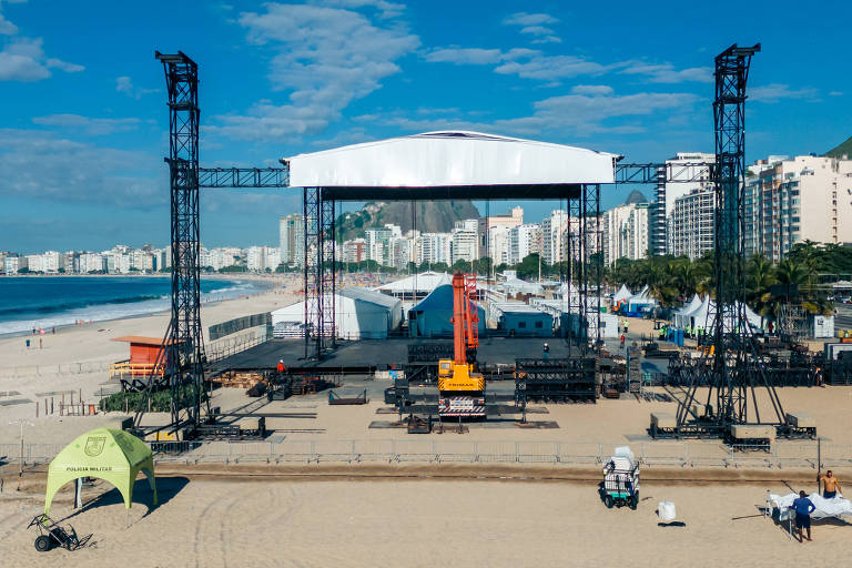 Palco onde Madonna vai se apresentar, na praia de Copacabana