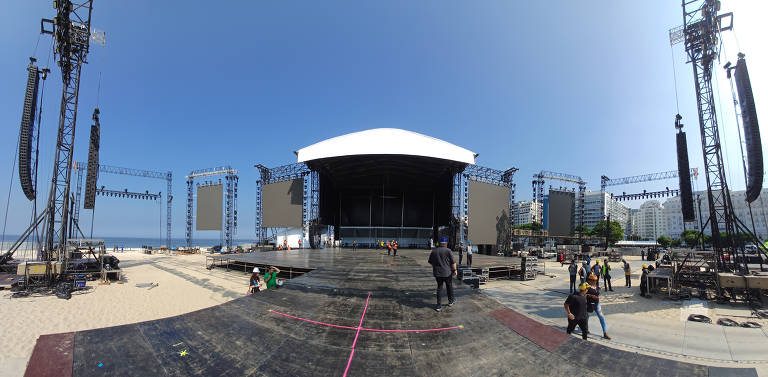 Veja a montagem do palco de Madonna na praia de Copacabana