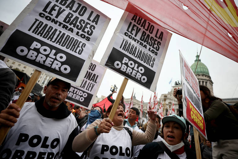 Manifestantes protestam nos arredores do Congresso Nacional, em Buenos Aires, durante análise da Lei Ônibus pelos deputados argentinos