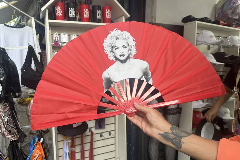 Madonna no Rio: Copos, blusas e sutiãs em forma de cone são sucesso de vendas
