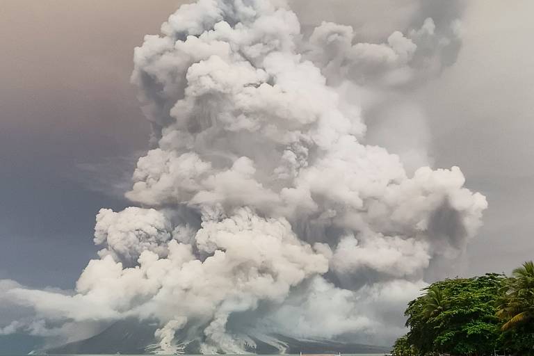 Erupção do vulcão Monte Ruang é vista na ilha de Tagulandang, na Indonésia