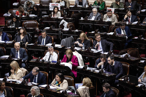 (240429) -- BUENOS AIRES, 29 abril, 2024 (Xinhua) -- Legisladores de la oposición participan en una sesión convocada por el oficialismo para tratar el proyecto de ley 