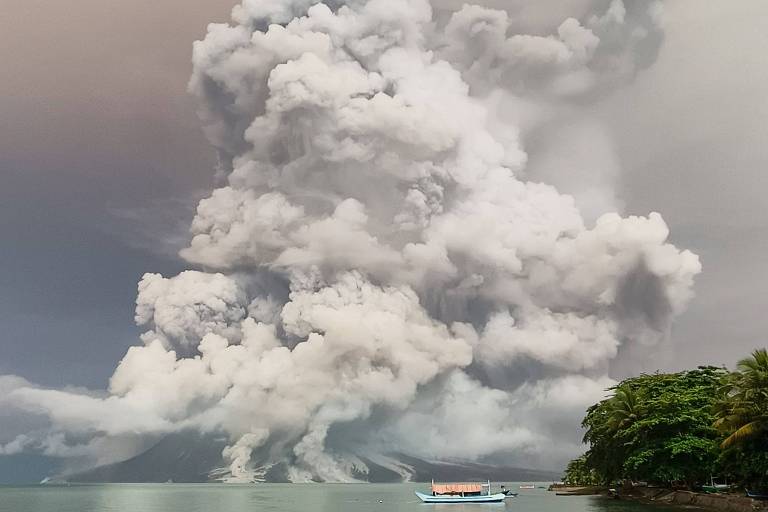 Coluna de fumaça sobe após erupção de vulcão na Indonésia; veja fotos de hoje