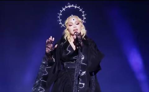 Madonna em look que faz referência à religião