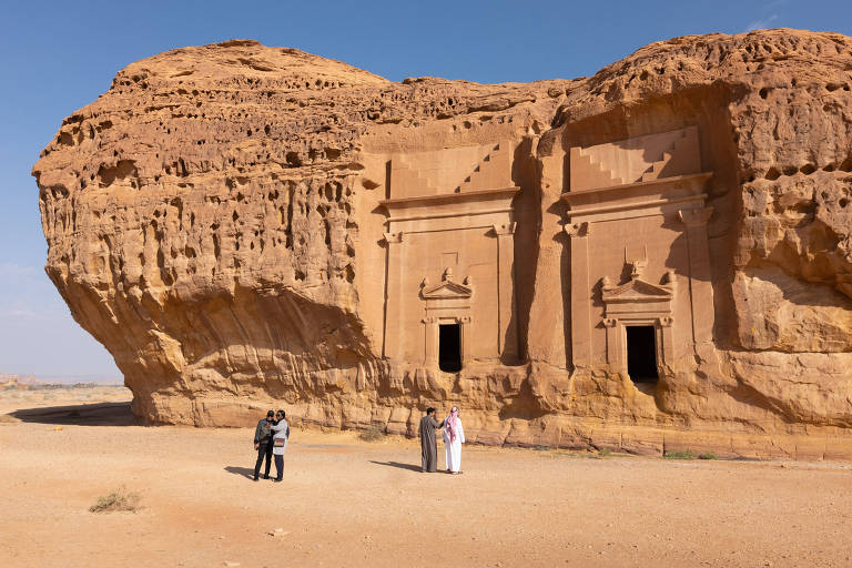 Turistas no sítio arqueológico de Hegra. A maioria dos restos mortais veio dos nabateus, que reivindicavam Hegra como sua segunda maior cidade depois de Petra