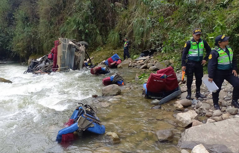 Ônibus tomba em abismo e deixa ao menos 23 mortos no norte do Peru