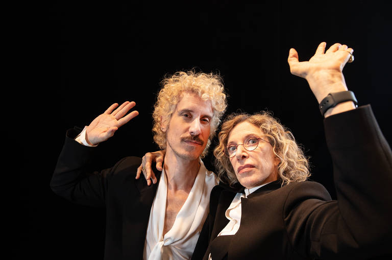 Marília Gabriela e seu filho, Theodoro Cochrane, estrelam peça que ironiza fofocas