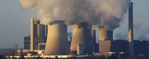 FILE PHOTO: A view of the Weisweiler coal power plant of German utility RWE in Weisweiler Germany, January 17, 2023 REUTERS/Wolfgang Rattay/File Photo ORG XMIT: FW1