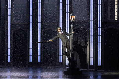 Rodrigo Garcia em cena de 'Cantando na Chuva', quando chove no palco
