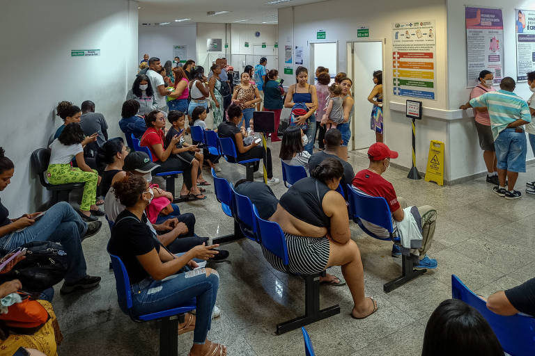 Pacientes esperam atendimento na UPA Pirituba por volta das 20h