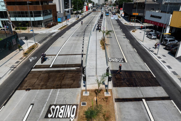 Travessia de pedestres sem a sinalização das faixas está entre as pendências das obras na avenida Santo Amaro, na zona sul de SP 