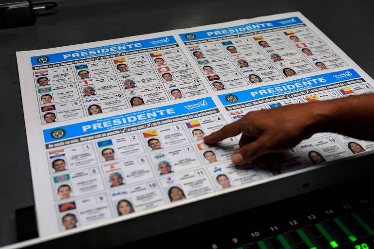 Eleitor aponta para candidato à Presidência na cédula eleitoral do Tribunal Eleitoral do Panamá 

