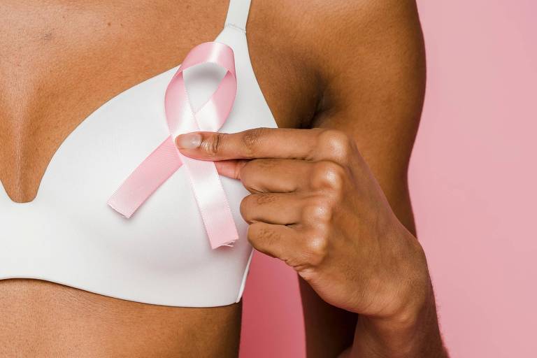 Mulher com símbolo de prevenção de câncer de mama