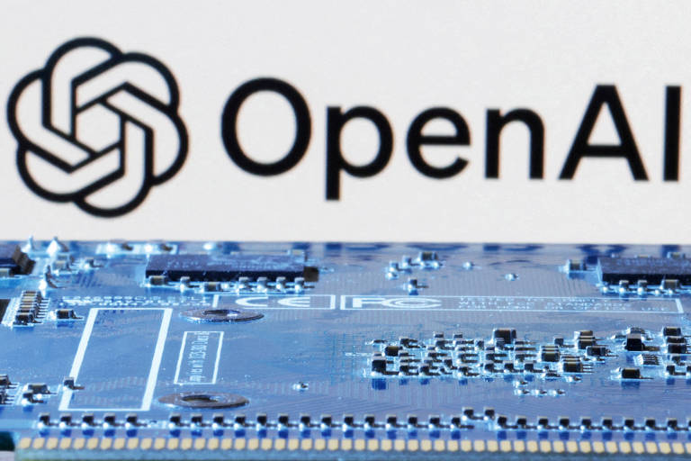 A imagem mostra o logotipo da OpenAI sobreposto a uma placa de circuito impresso.