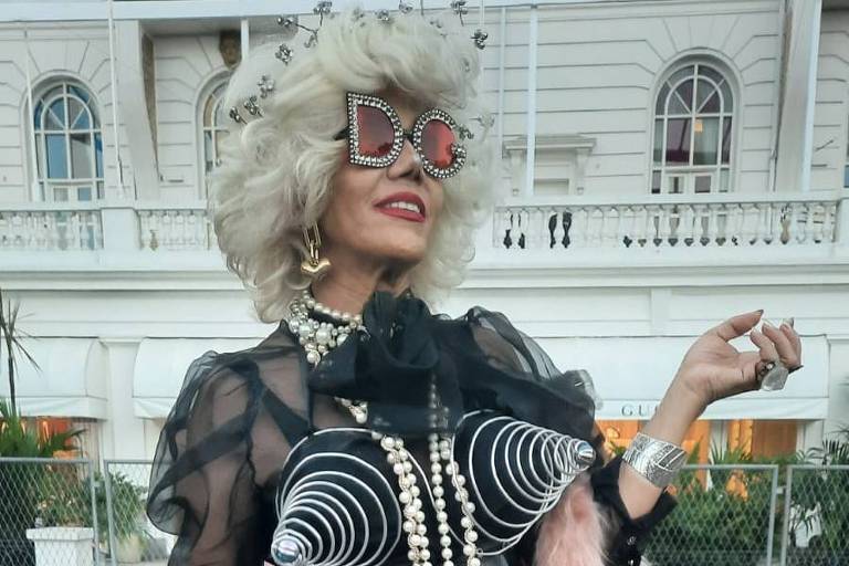 Drag queen Allice Bombom se veste de Madonna e diverte fãs na porta do Copacabana Palace