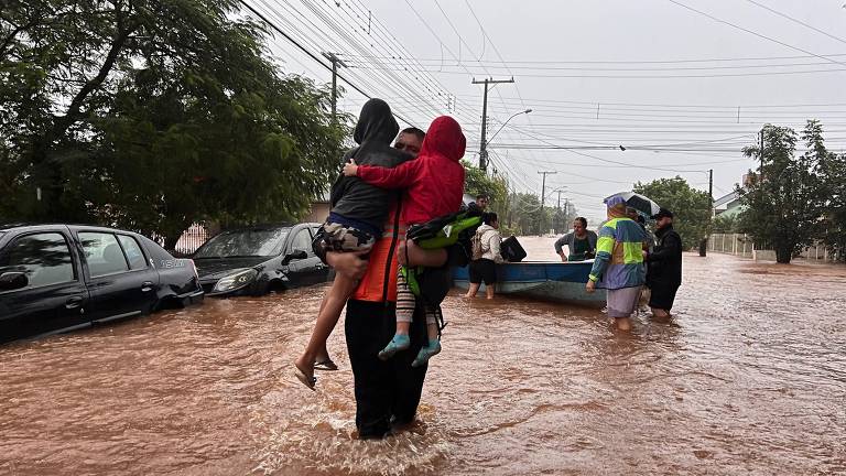 Ruas e avenidas ficam alagadas após chuvas no Rio Grande do Sul