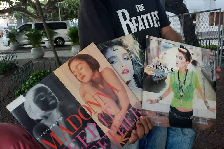 Ex-discotecário exibe coleção e fatura com fãs de Madonna em frente ao Copacabana Palace