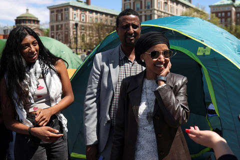 U.S. Democratic House Representative Ilhan Omar (D-MN) visits the student protest encampment as protests continue at Columbia University, during the ongoing conflict between Israel and the Palestinian Islamist group Hamas, in New York City, U.S., April 25, 2024. REUTERS/Caitlin Ochs ORG XMIT: PPP-CAT017