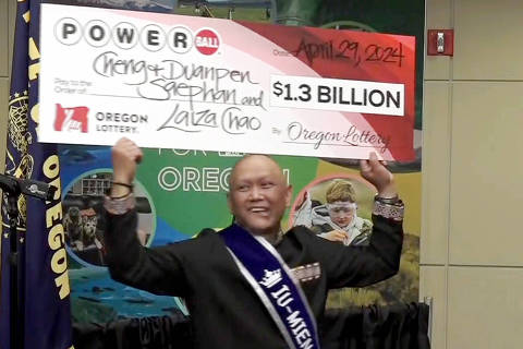 Cheng Saephan, de 46 anos, um imigrante nascido no Laos que mora em Portland e fez seu último tratamento de quimioterapia na semana passada, foi o vencedor do prêmio de loteria jackpot da Powerball de US$ 1,3 bilhão em Oregon - (Foto: Reprodução/CBS) DIREITOS RESERVADOS. NÃO PUBLICAR SEM AUTORIZAÇÃO DO DETENTOR DOS DIREITOS AUTORAIS E DE IMAGEM