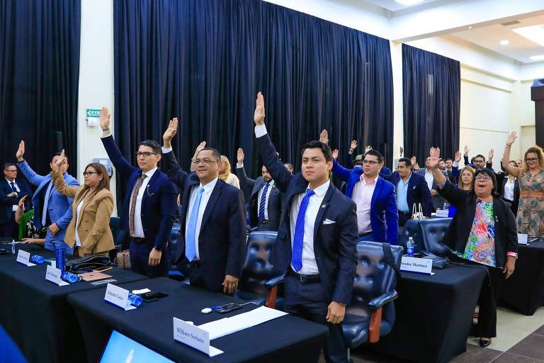 Deputados de El Salvador votam em emenda constitucional em San Salvador
