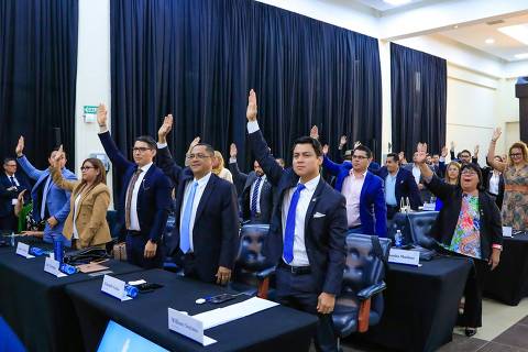 A handout picture released by El Salvador's Legislative Assembly shows deputies voting during a session in San Salvador on April 29, 2024. El Salvador's Congress, dominated by allies of re-elected president Nayib Bukele, approved on Monday a controversial reform to accelerate changes to the Constitution. (Photo by Handout / El Salvador's Legislative Assembly / AFP) / RESTRICTED TO EDITORIAL USE - MANDATORY CREDIT 