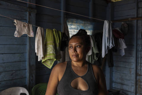 MELGAO, PA. 06/04/2024. ESPECIAL ILHA DO MARAJO. A ribeirinha Antonia Moura Duarte, moradora da comunidade Sao Miguel, municipio de Melgaco, que foi vitima de violencia obstetrica . A cidade tem o pior êndice de Desenvolvimento Humano (IDH) do Brasil. ( Foto: Lalo de Almeida/Folhapress ). COTIDIANO. *** EXCLUSIVO FOLHA***