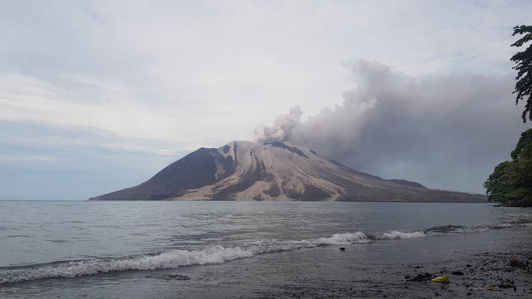 Vulcão expele coluna de fumaça na Indonésia; veja fotos de hoje