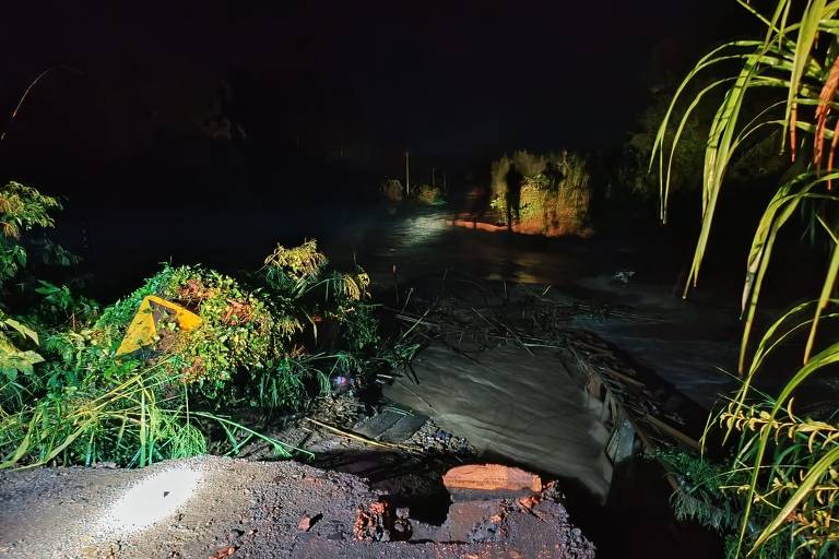 Em Faxinal do Sul, uma ponte que passa pelo rio Guarda Mor foi levada pela chuva