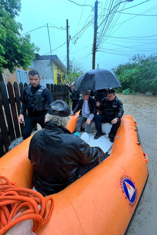 Defesa Civil de Porto Alegre resgatou 17 pessoas e um gato que estavam ilhados no bairro bairro Ponta Grossa