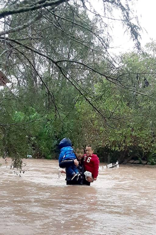 Defesa Civil de Porto Alegre resgatou 17 pessoas e um gato que estavam ilhados no bairro bairro Ponta Grossa