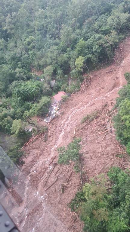 Helicópteros da FAB foram acionados para ajudar no resgate de pessoas ilhadas na região de Santa Cruz do Sul, Sinimbu e Candelária