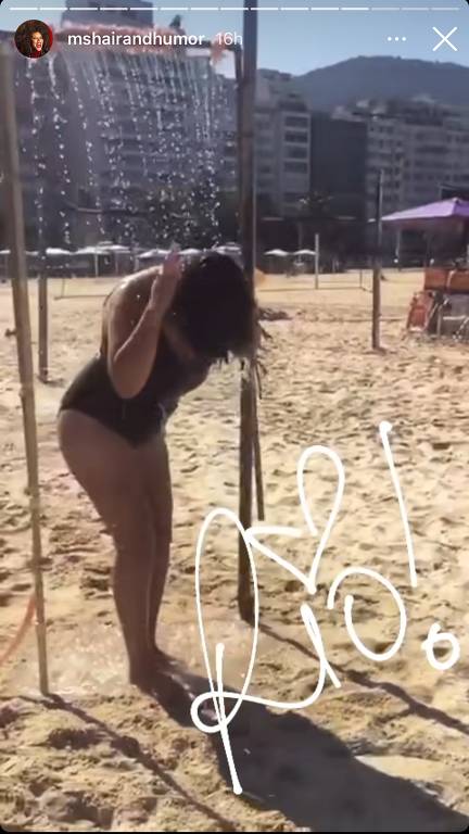 Kamilah, cabeleireira da equipe de Madonna, toma banho em chuveiro na praia de Copacabana