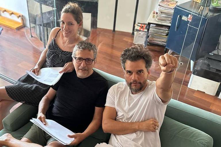 Foto postada pelo diretor Kleber Mendonça Filho, ao lado do ator Wagner Moura, durante a leitura do roteiro de 'O Agente Secreto', em outubro de 2023