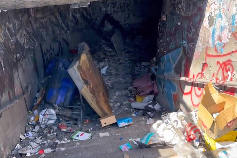 Frame de vídeo feito por ativista Kevin Dahlgren que mostra passagem subterrânea em Portland (EUA) tomada por lixo