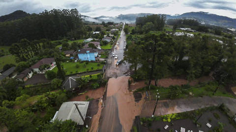 Aerial view of a flooded road after heavy rains in Encantado city, Rio Grande do Sul, Brazil on April 30, 2024. Five people died and 18 were reported missing as torrential rains lashed southern Brazil's state of Rio Grande do Sul, regional authorities said Tuesday. (Photo by Gustavo Ghisleni / AFP)