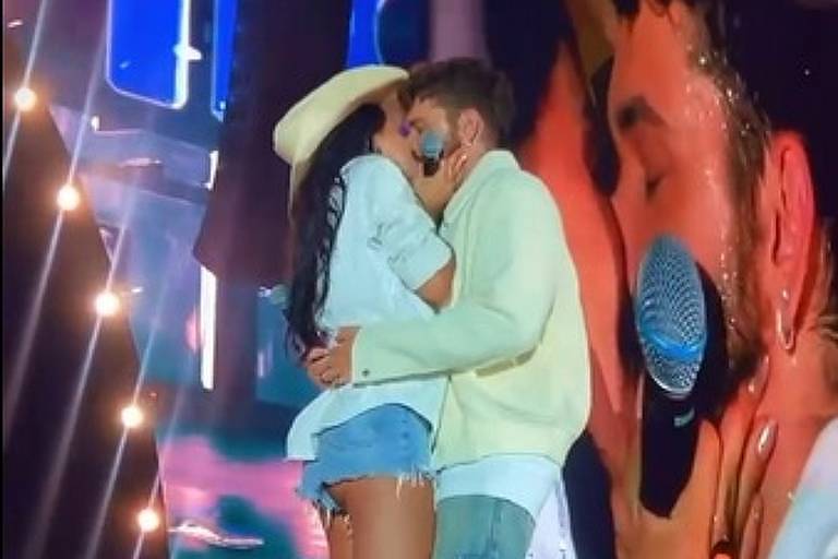 Ana Castela e Gustavo Mioto reatam namoro com beijão em show