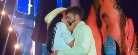 Ana Castela e Gustavo Mioto se beijam no palco