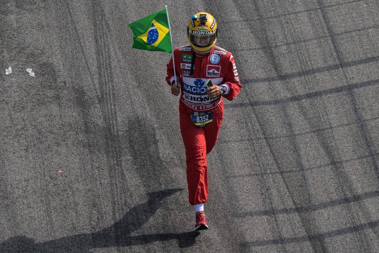 Fã utiliza réplica de uniforme de Senna enquanto participa do “Ayrton Senna Racing Day”, corrida em homenagem ao aniversário da morte do piloto, no Autódromo de Interlagos, em São Paulo