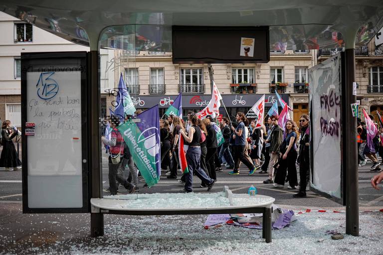 Polícia e manifestantes entram em confronto em Paris em ato no 1º de Maio