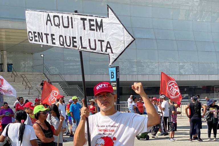'Aqui tem gente que luta': trabalhadores levam suas reivindicações à festa do 1º de Maio